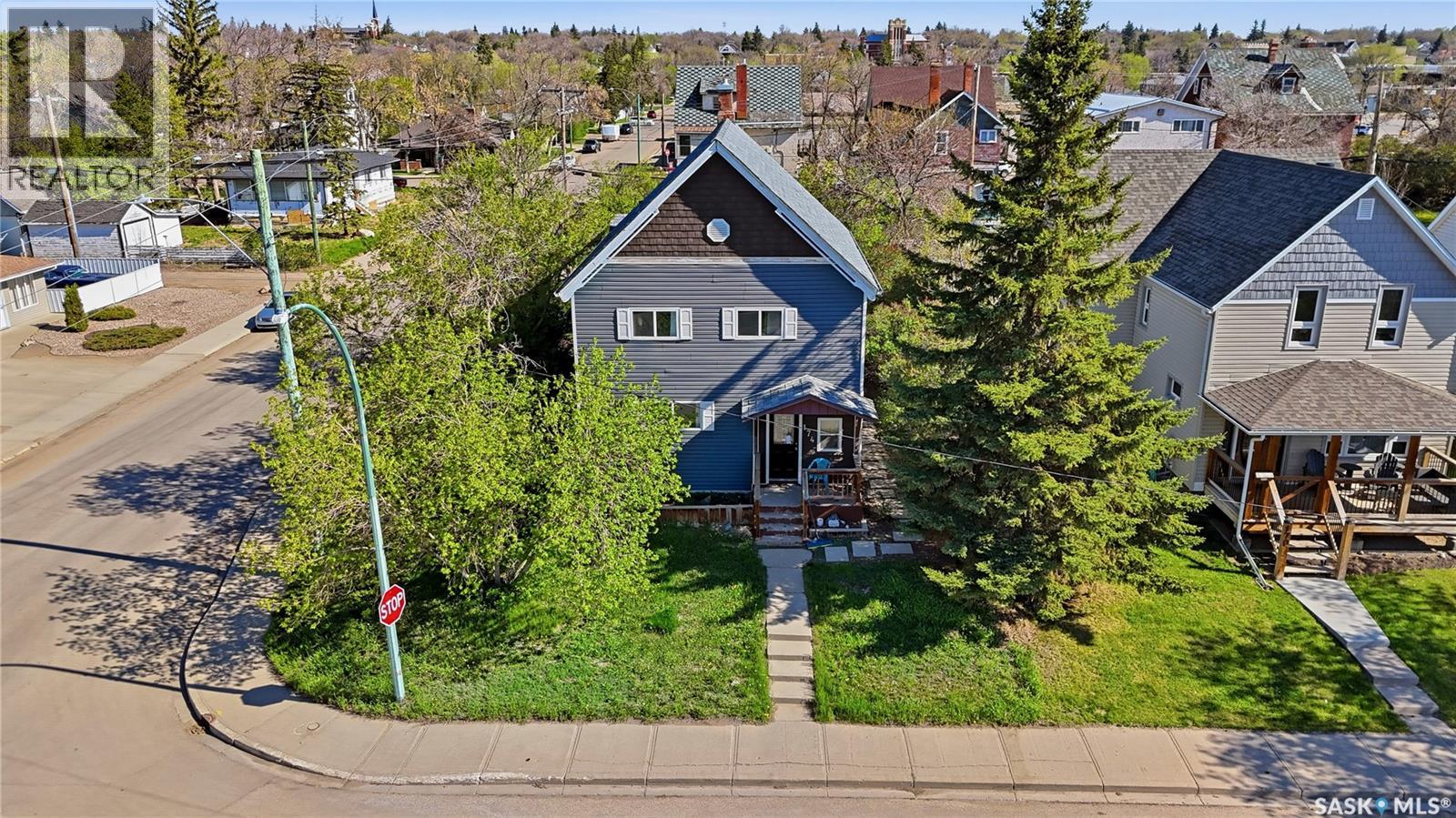 174 Ominica Street W Property Photo 1