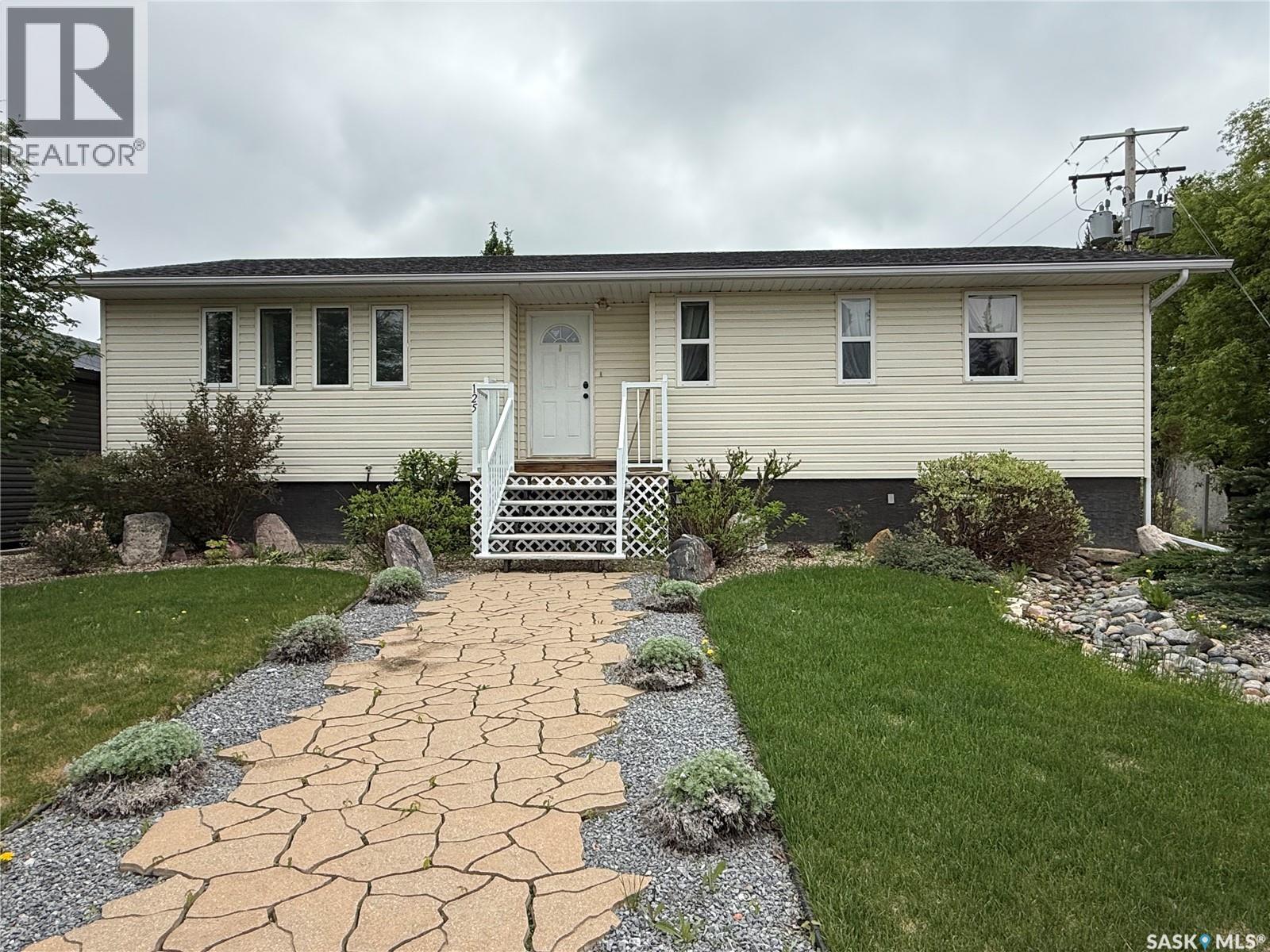 125 2nd Street E Property Photo 1