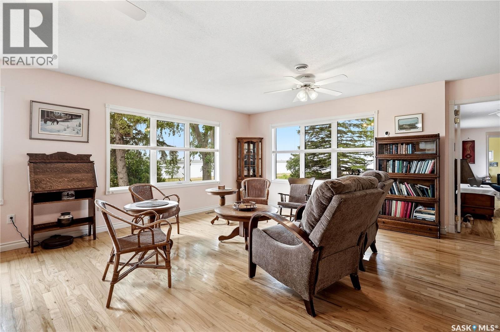 21 Pelican Street W Property Photo 6