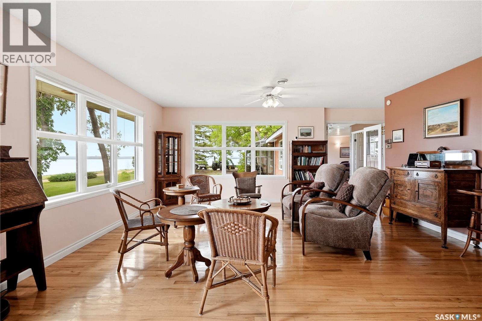 21 Pelican Street W Property Photo 11