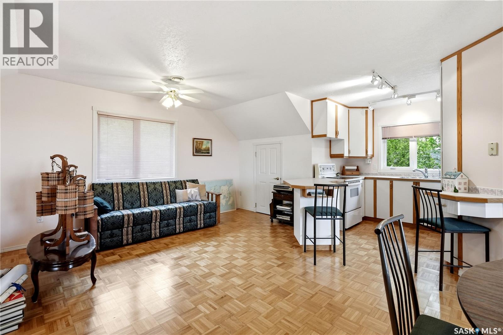 21 Pelican Street W Property Photo 34