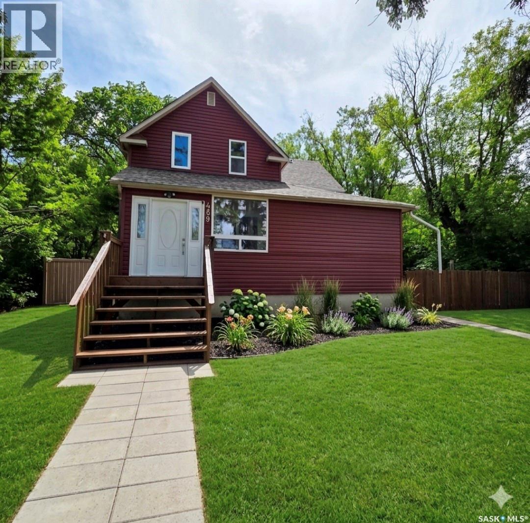 469 19th Street E Property Photo 1