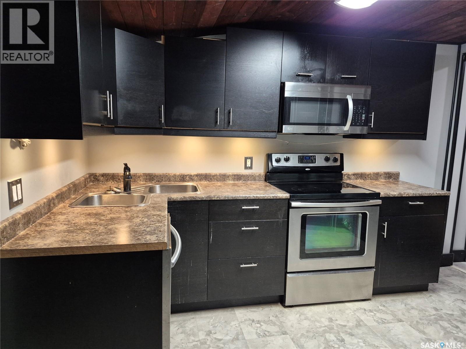 826 Chaplin Street E Property Photo 4