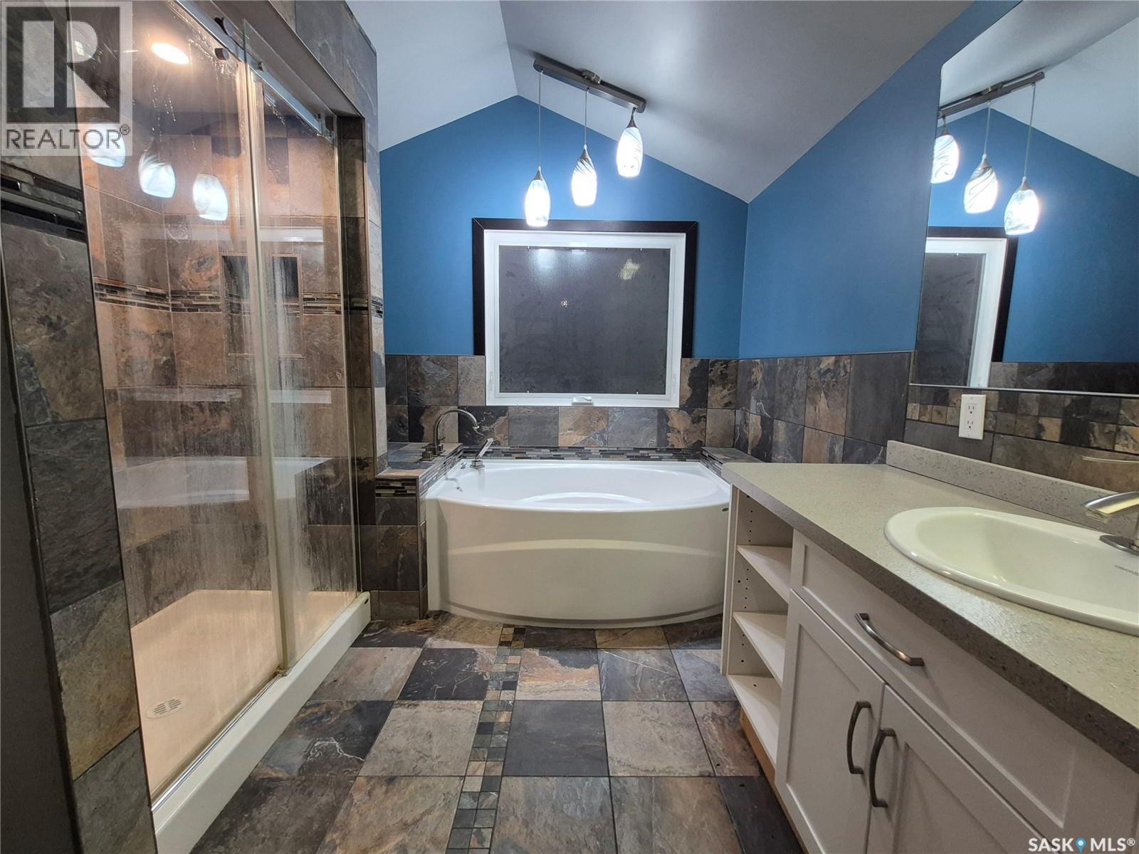826 Chaplin Street E Property Photo 21