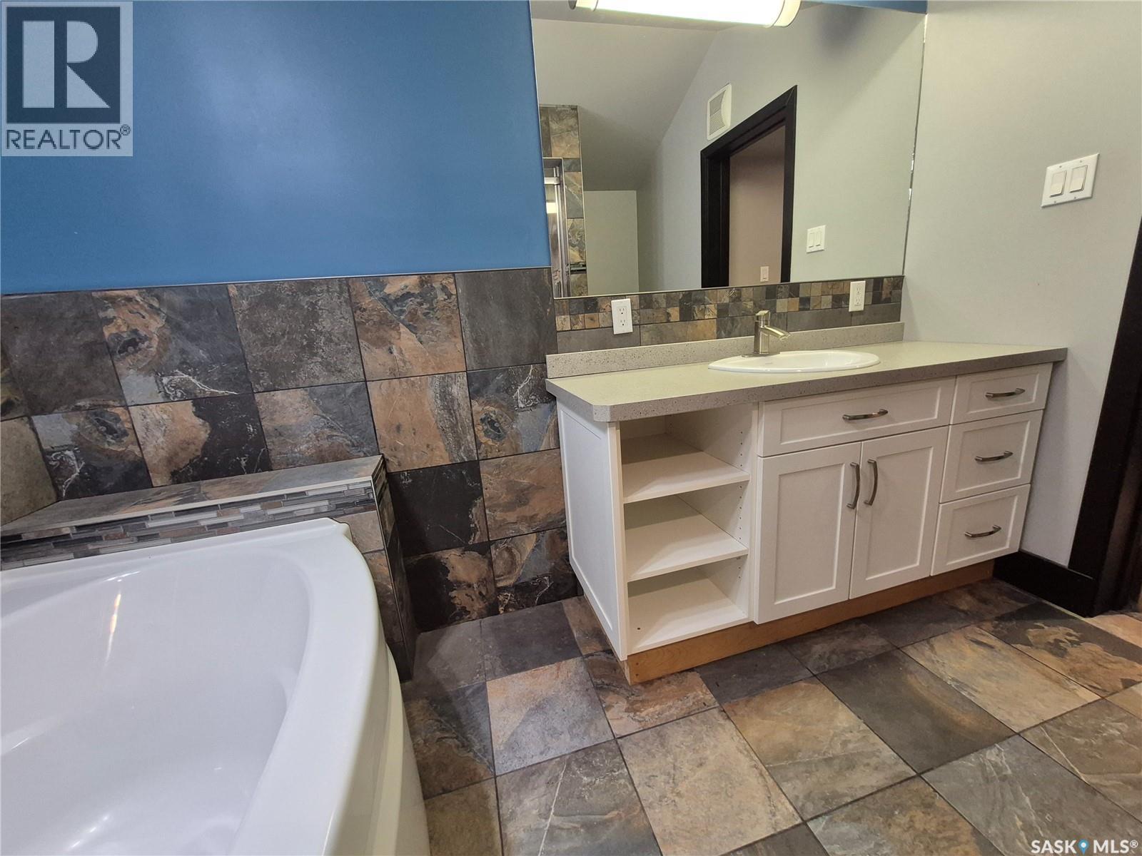 826 Chaplin Street E Property Photo 23