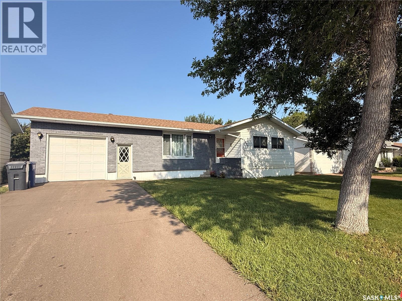 595 9th Street W Property Photo 1
