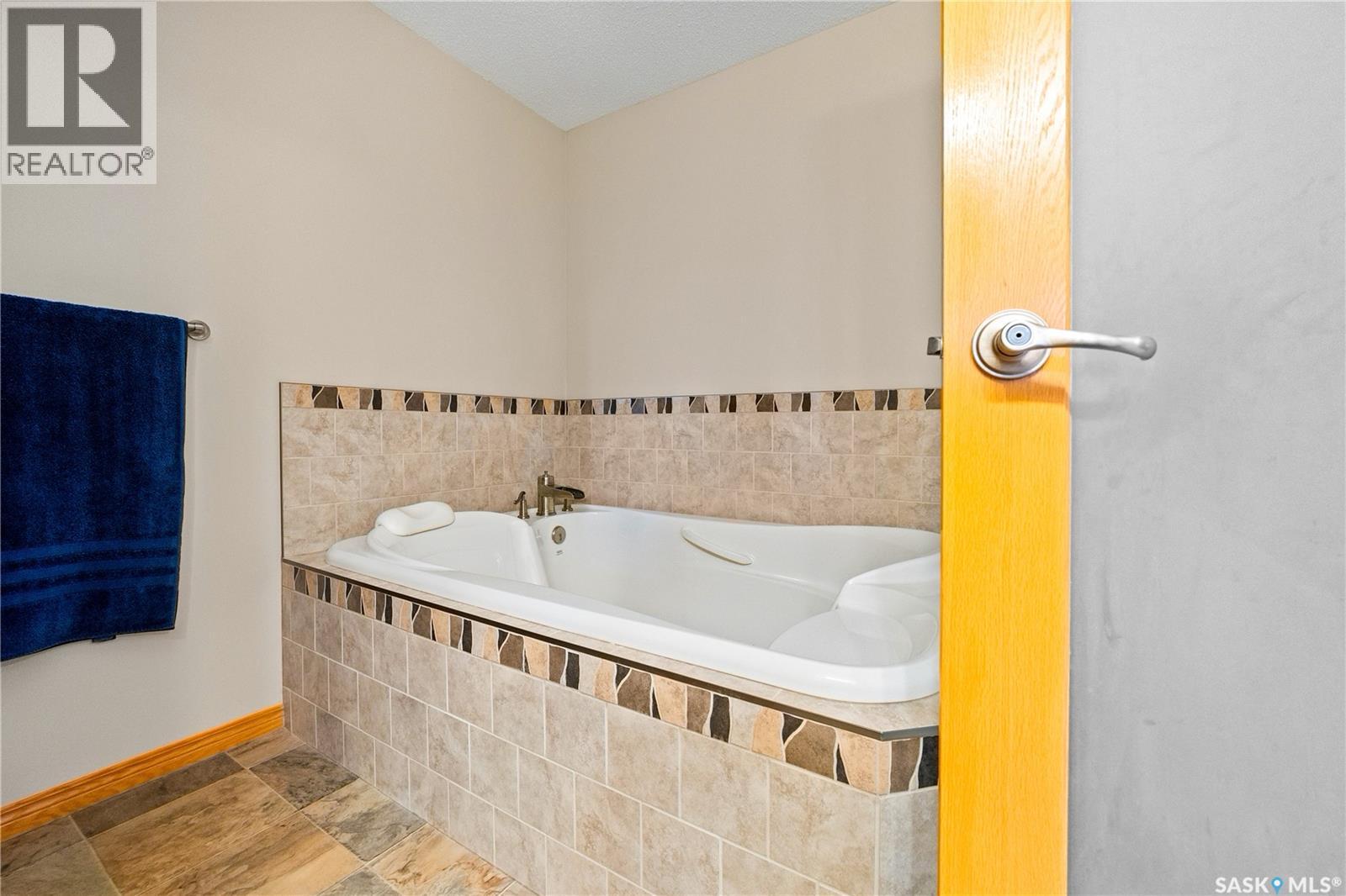 400 Lakeshore Drive Property Photo 44
