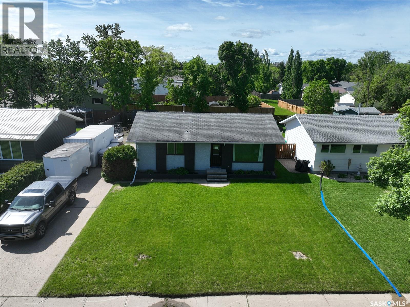 915 Maple DRIVE Property Photo 1