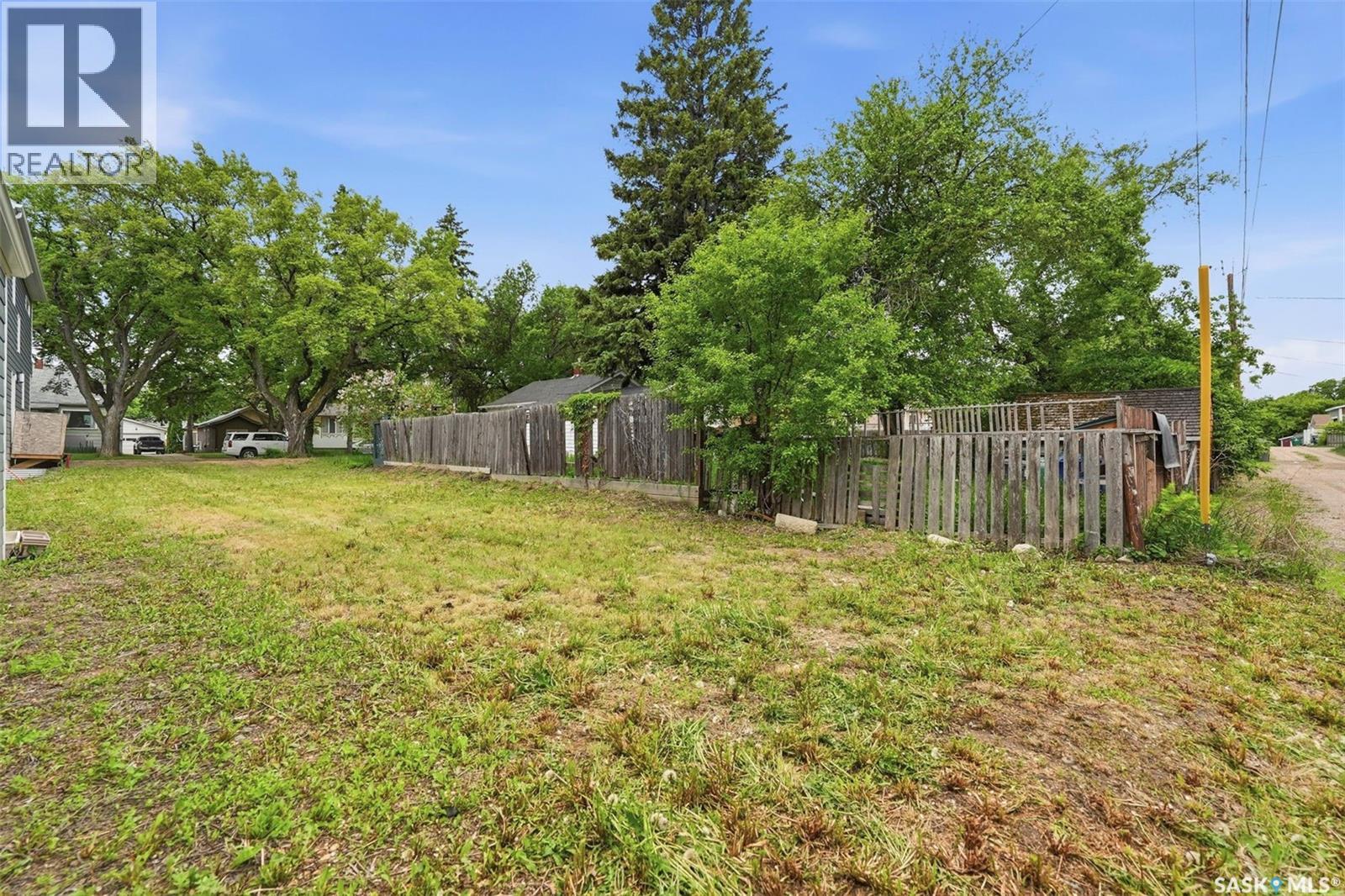 233 1st Street E Property Photo 4