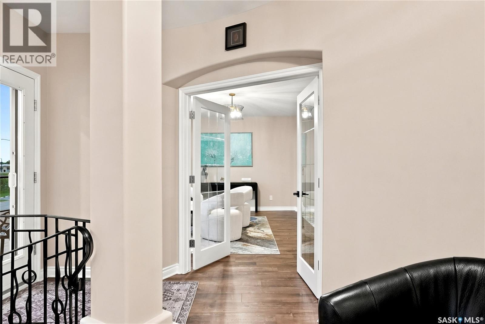 306 Saskatchewan Crescent E Property Photo 28