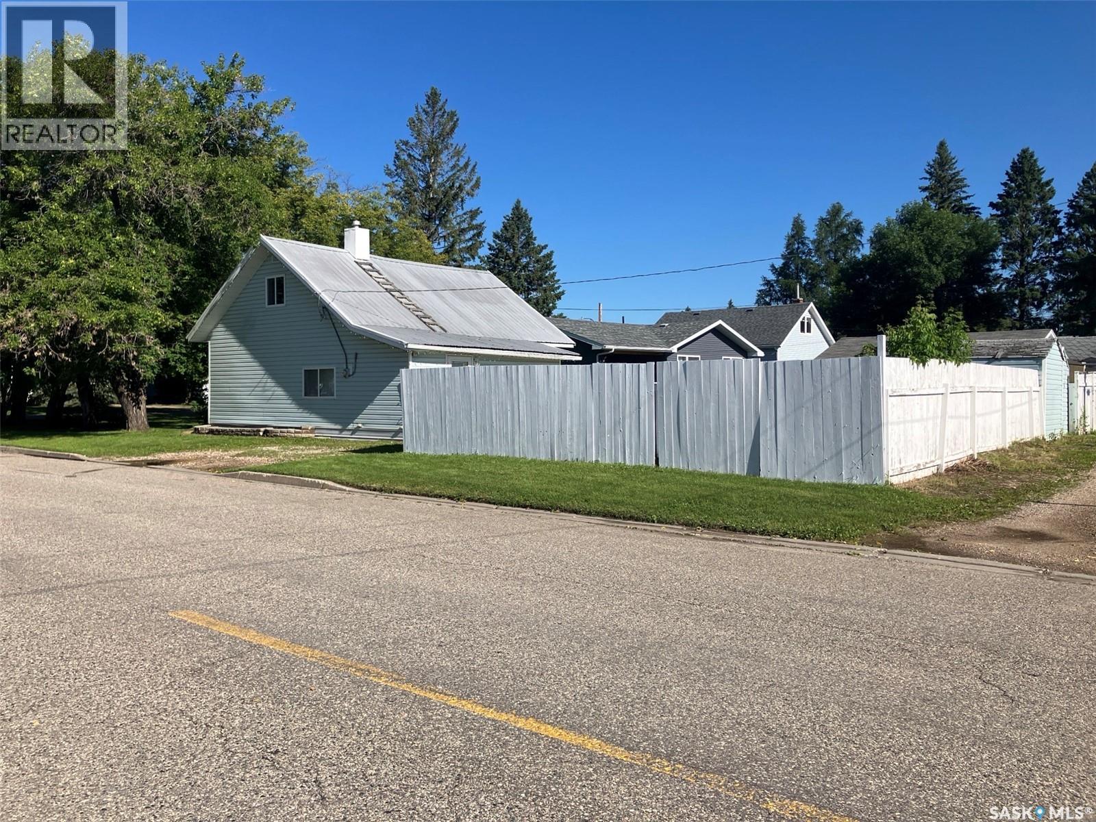 911 1st Street W Property Photo