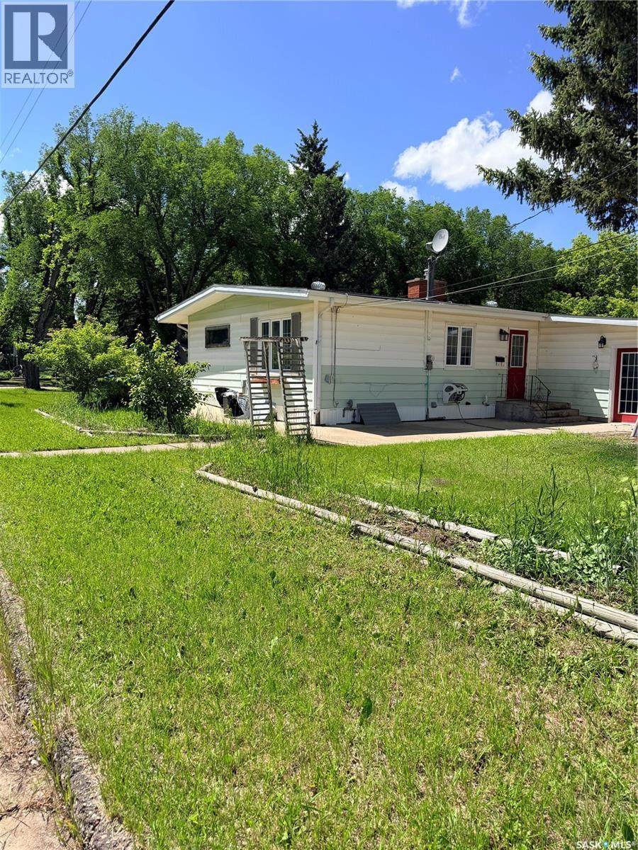 706 3rd Street E Property Photo 2