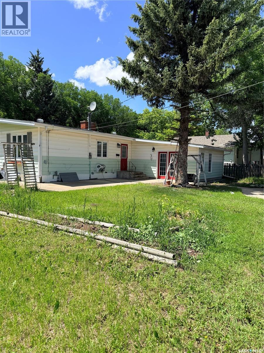 706 3rd Street E Property Photo 3