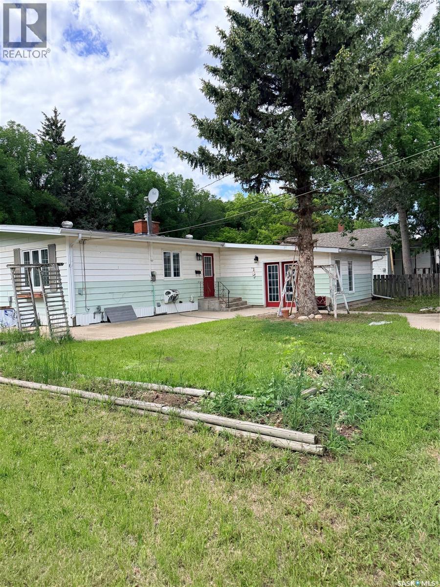 706 3rd Street E Property Photo 4