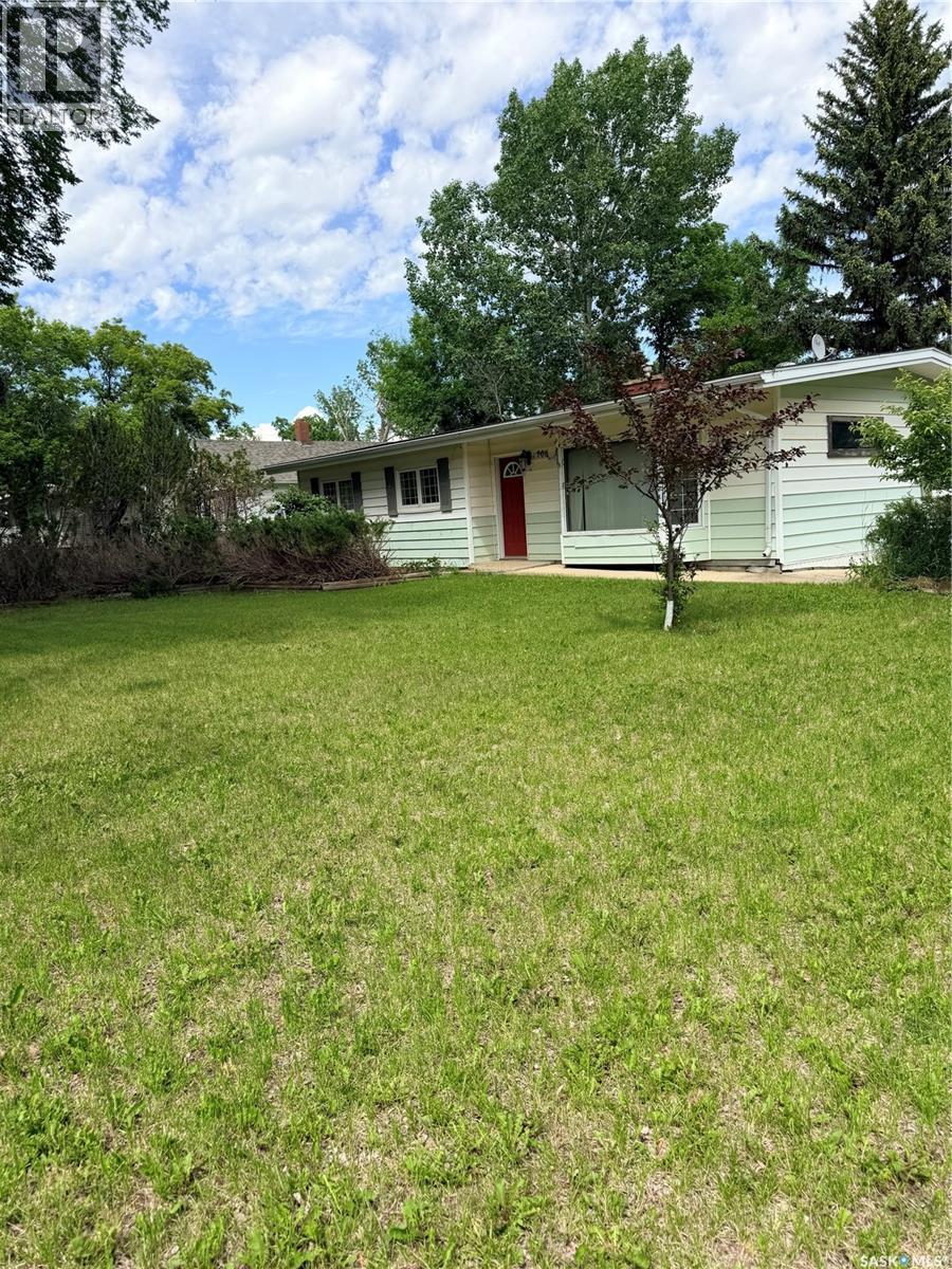 706 3rd Street E Property Photo 5