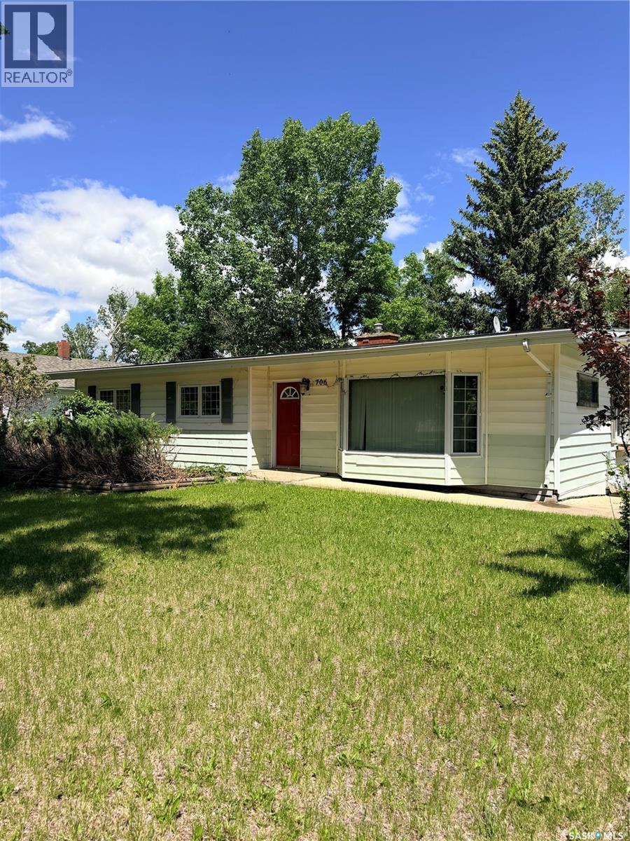 706 3rd Street E Property Photo 6