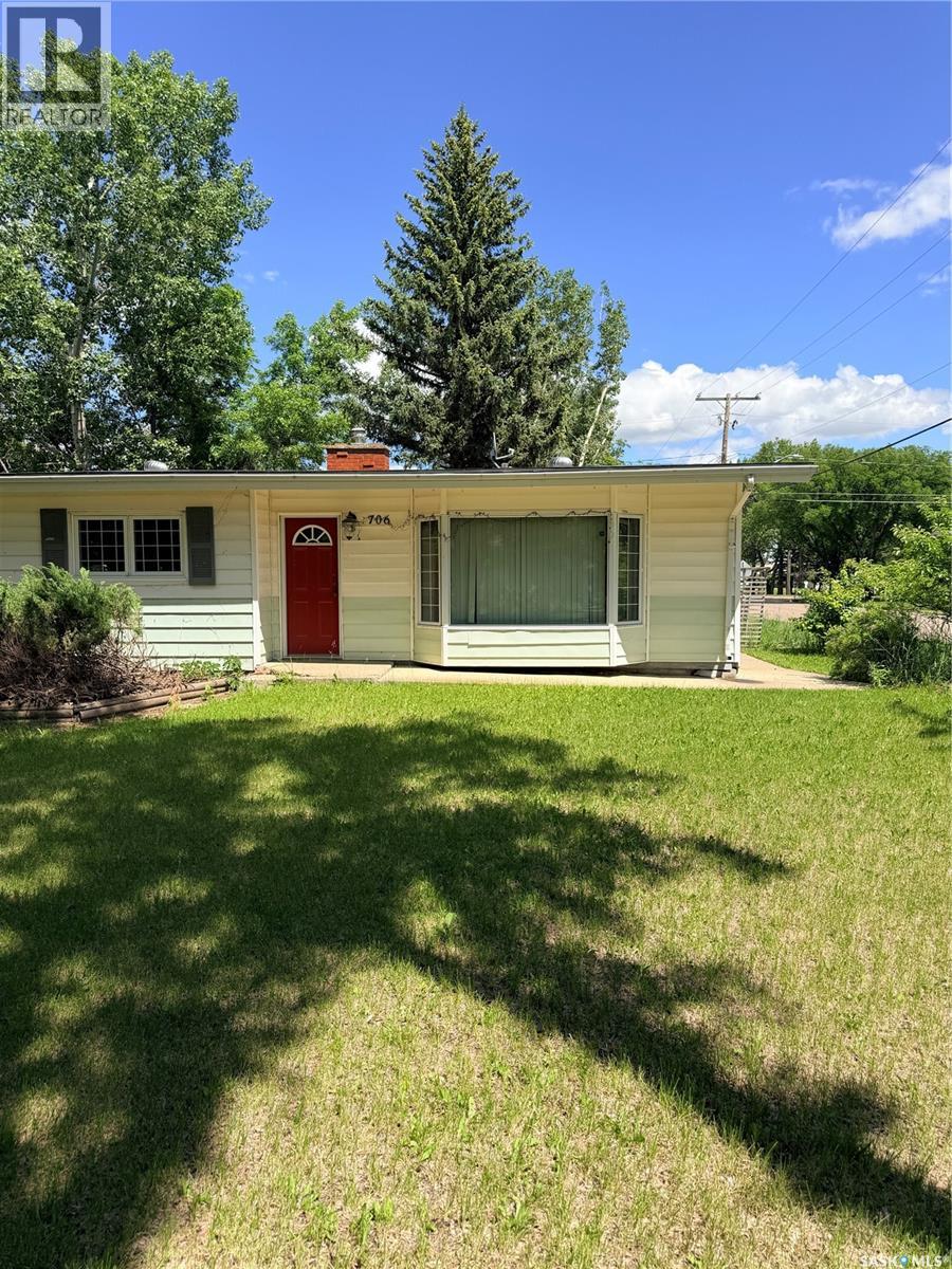 706 3rd Street E Property Photo 8