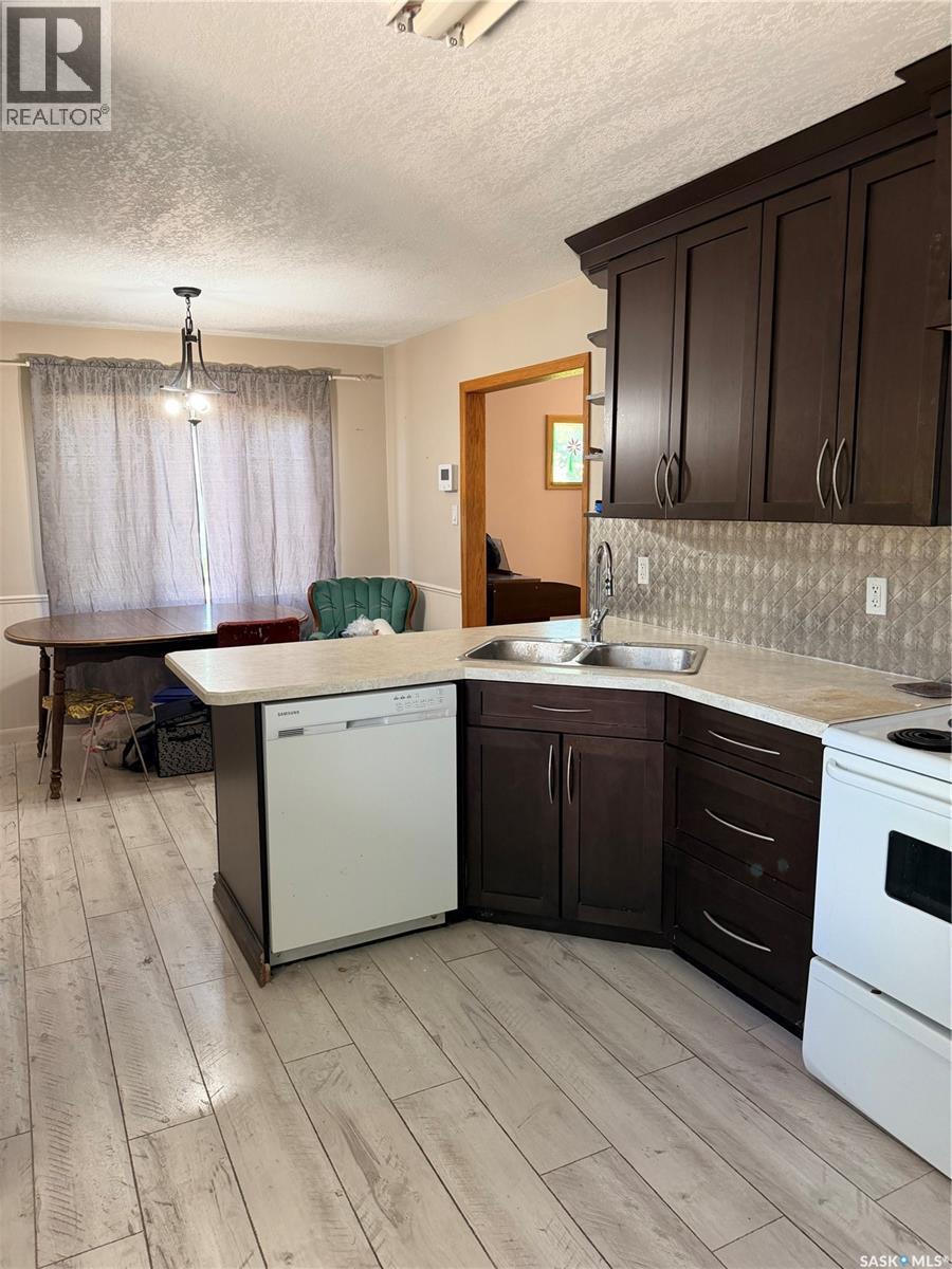 706 3rd Street E Property Photo 10