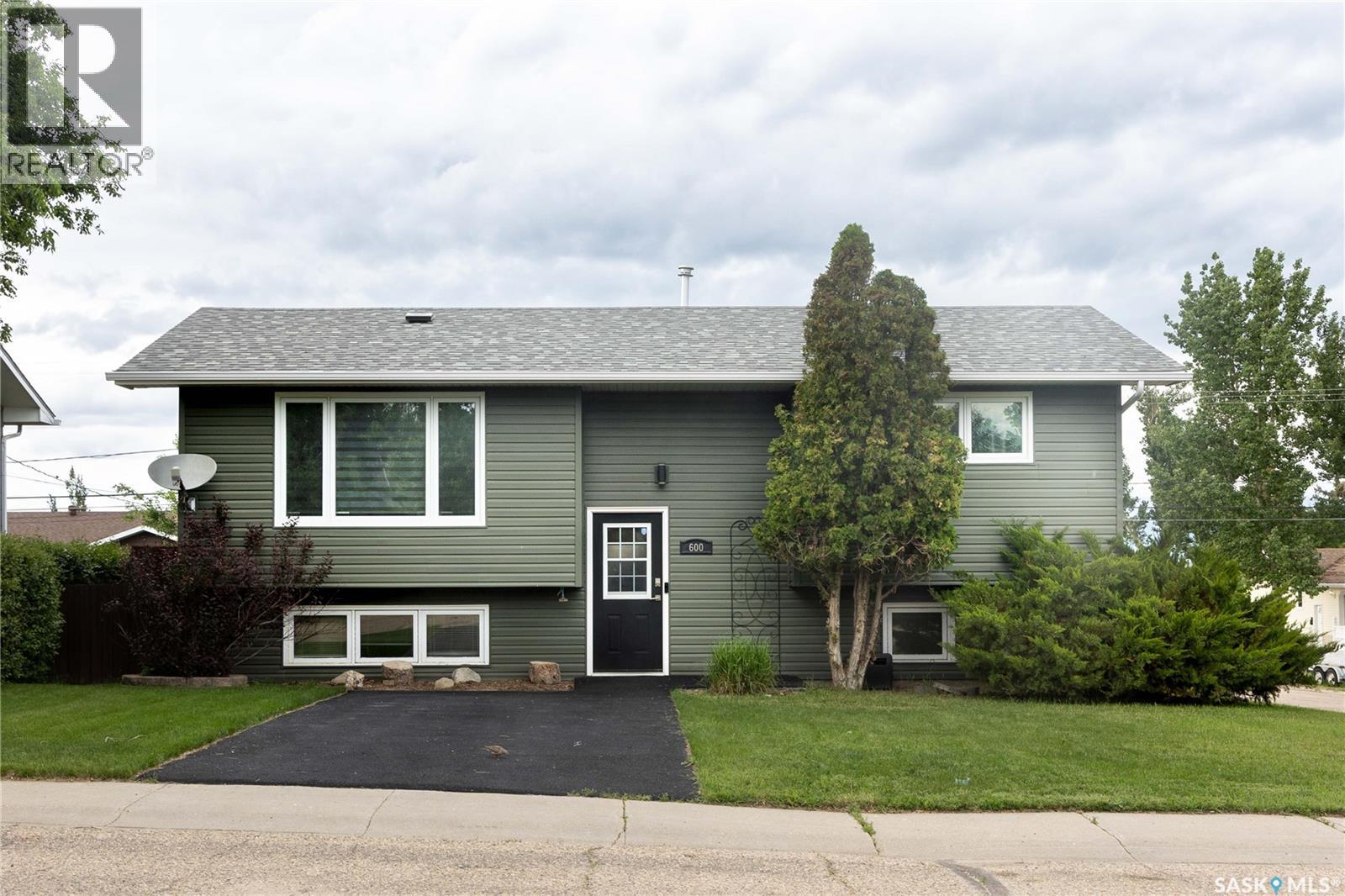 600 5TH AVENUE W Property Photo 1