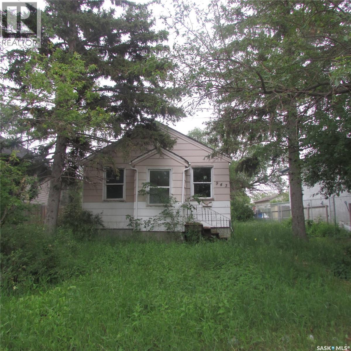 943 Athol Street Property Photo 1