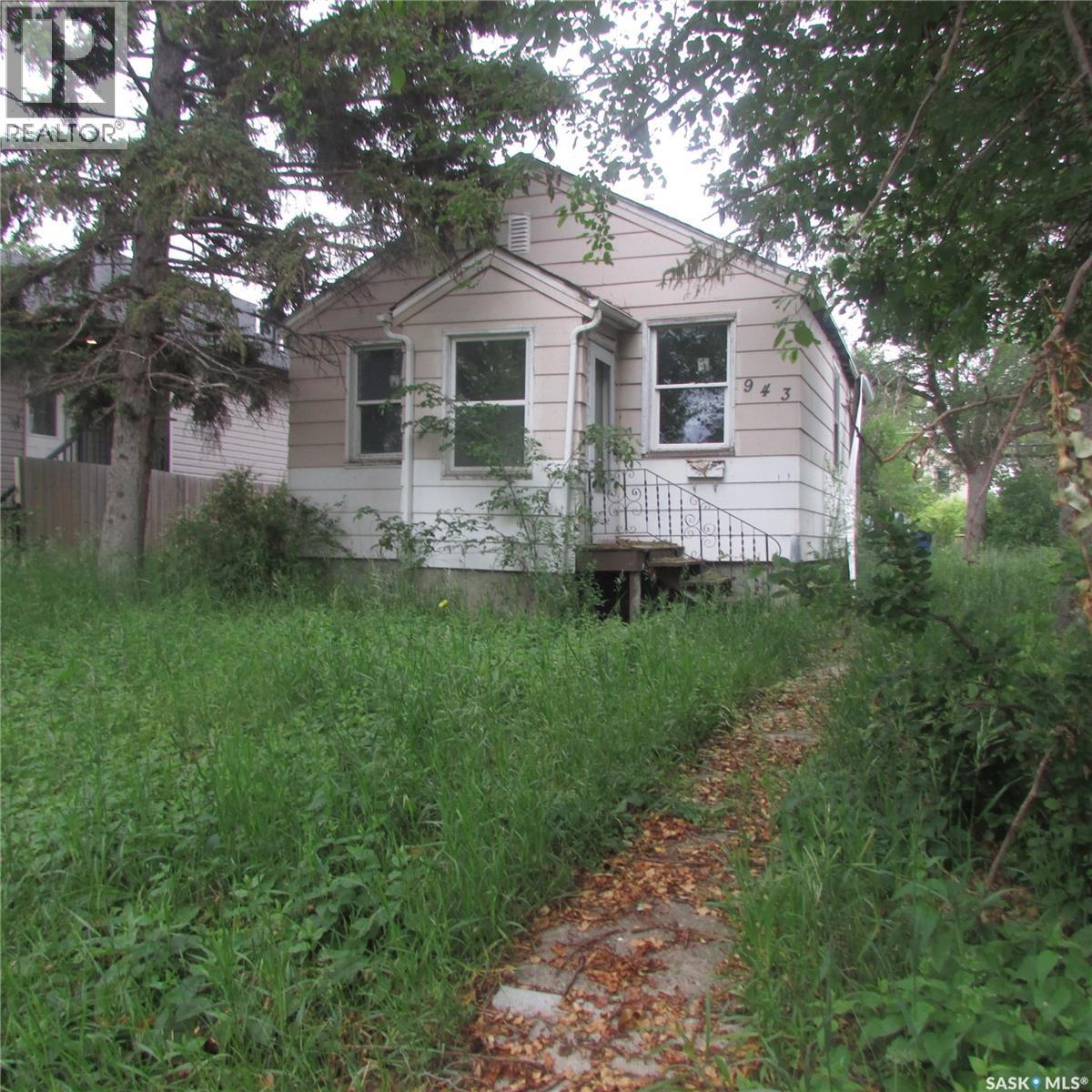 943 Athol Street Property Photo 2