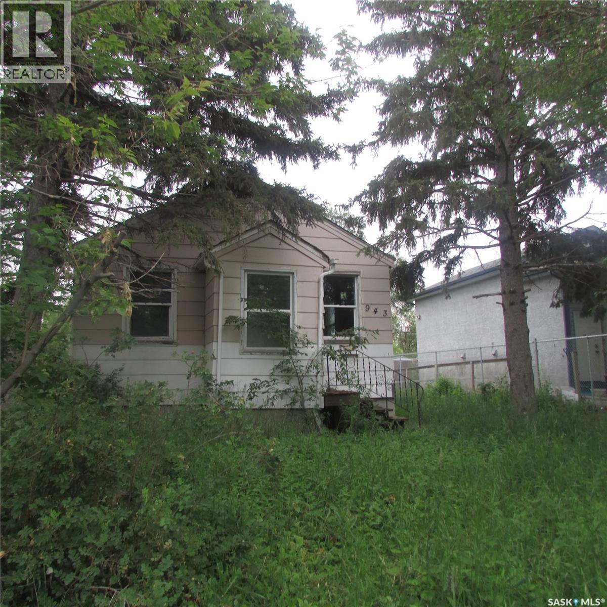 943 Athol Street Property Photo 3