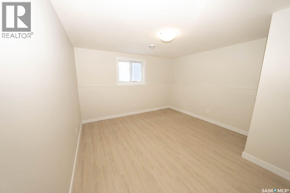 614 Yuel Crescent Property Photo 32