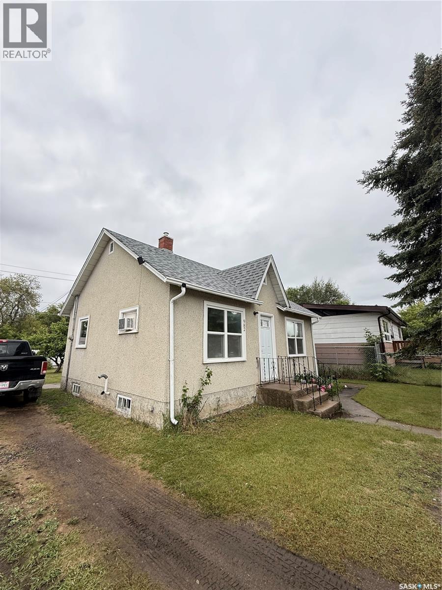 982 12th Street W Property Photo 5