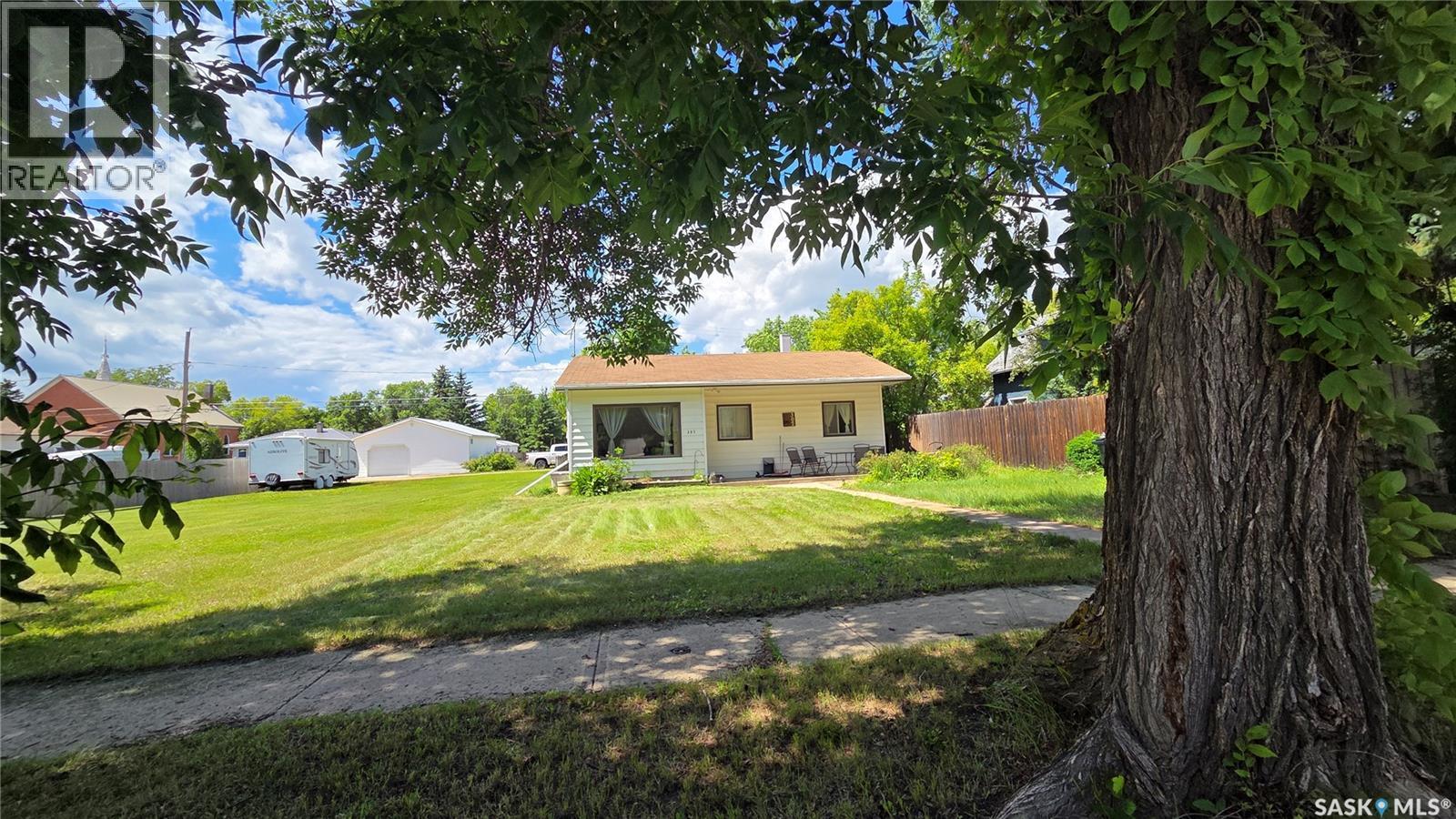 307 1st Street E Property Photo 1