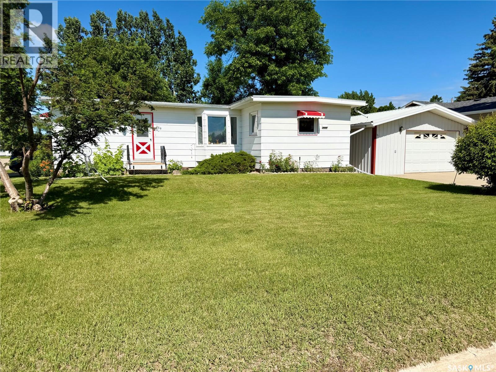 220 2nd Street W Property Photo 1