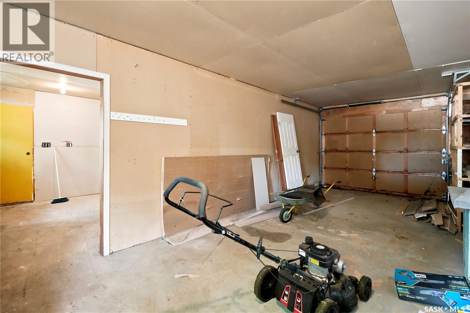 269 Iroquois Street W Property Photo 46