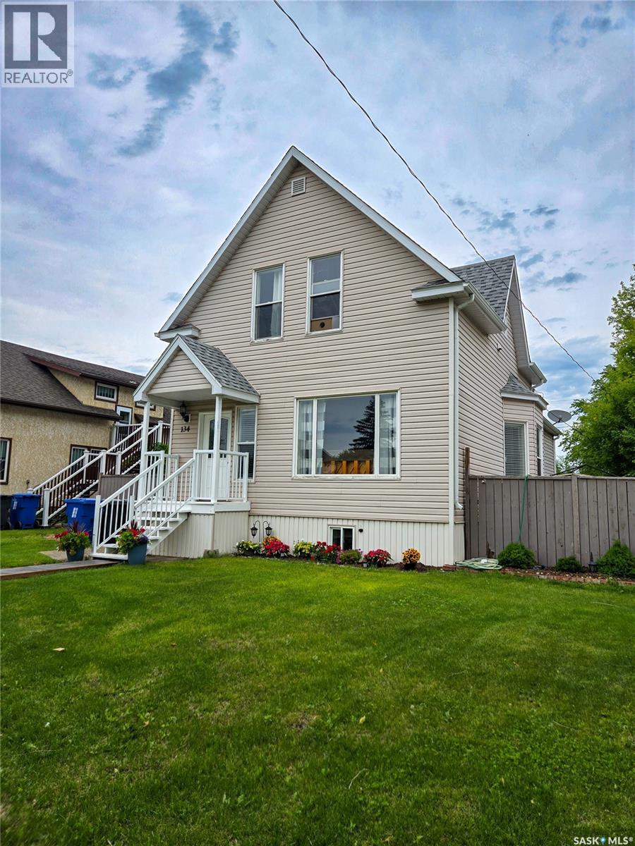 134 9th Avenue W Property Photo 1