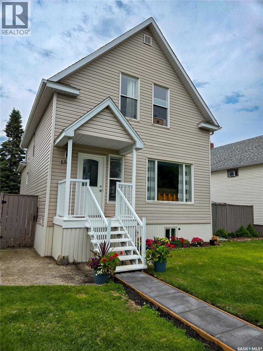 134 9th Avenue W Property Photo 2