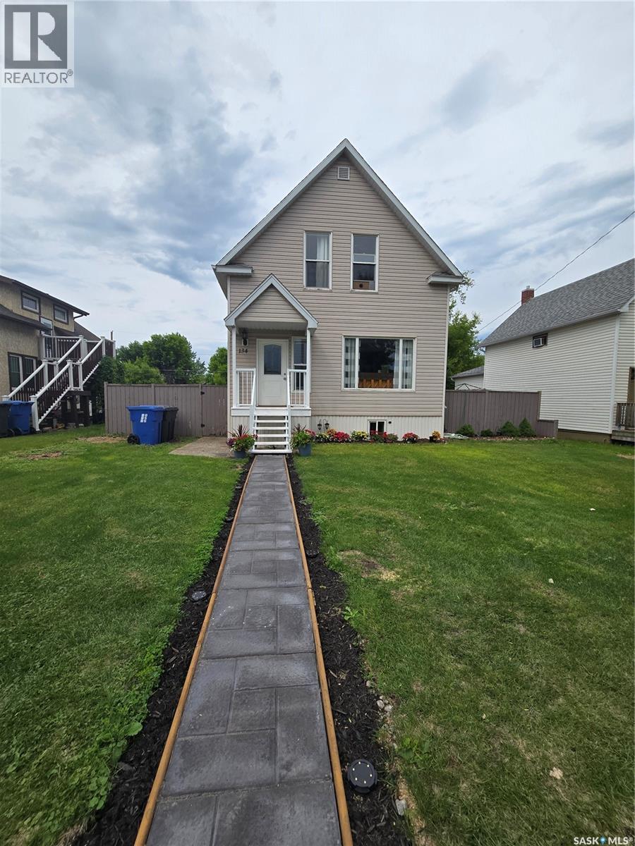 134 9th Avenue W Property Photo 3