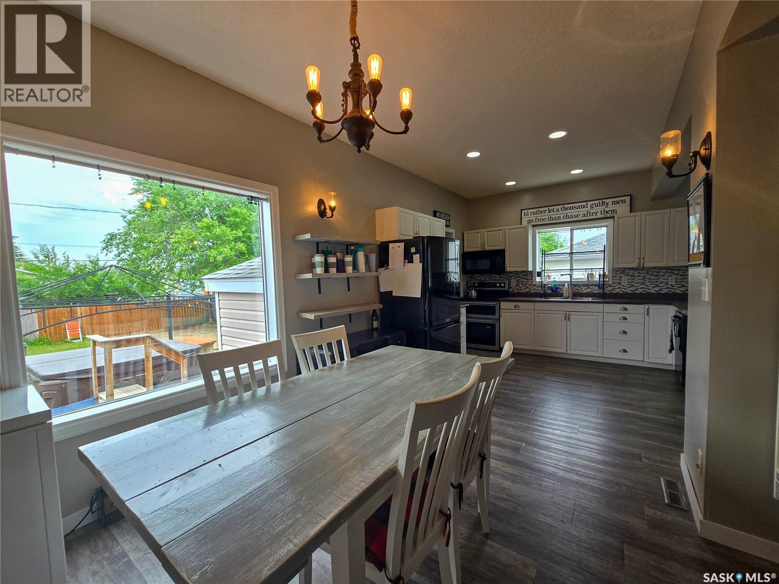 134 9th Avenue W Property Photo 18