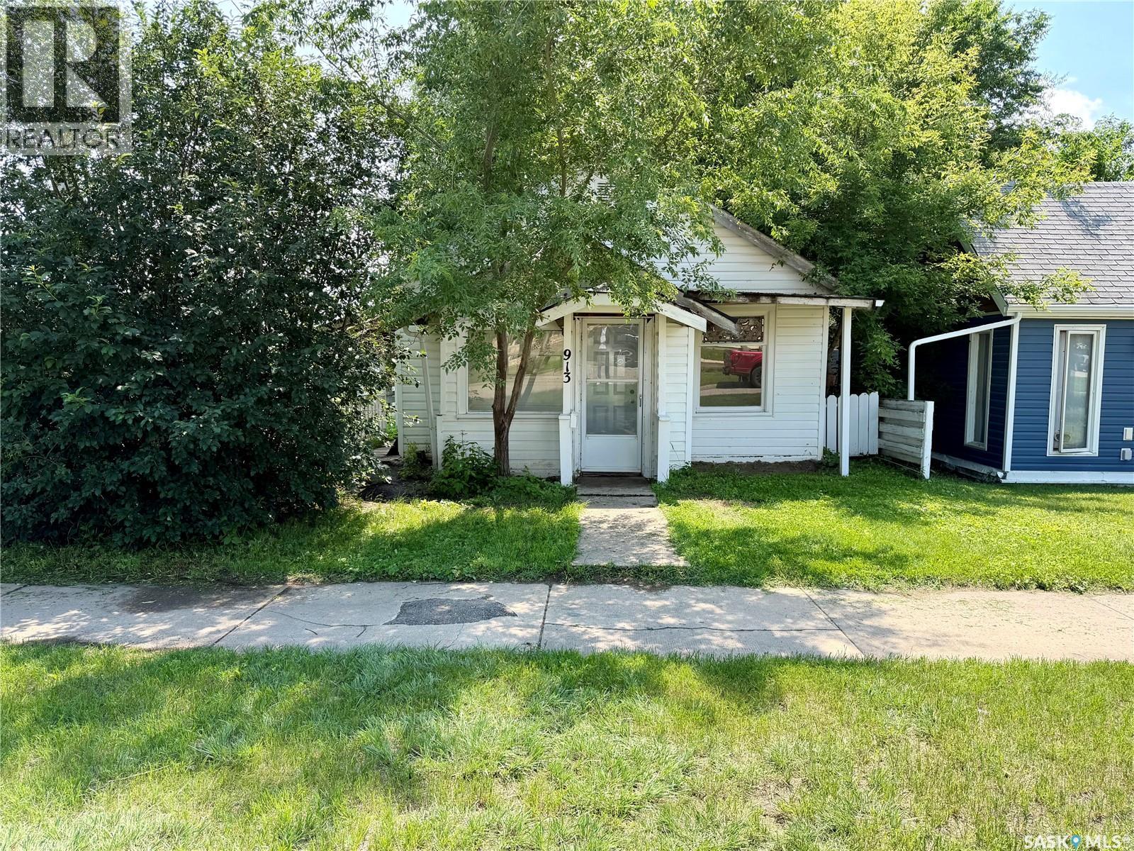913 Stadacona Street W Property Photo 1