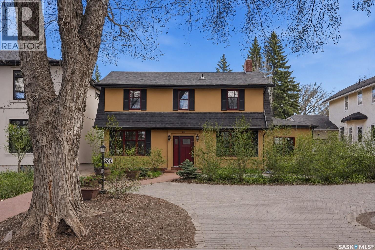 208 Saskatchewan CRESCENT W Property Photo 1