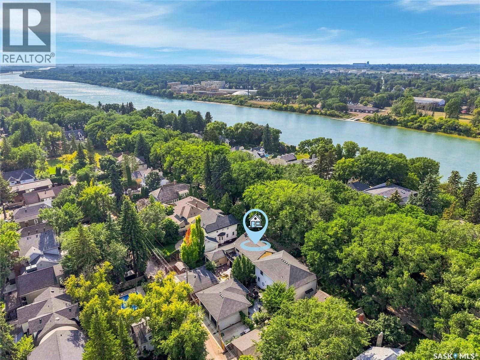 208 Saskatchewan CRESCENT W
