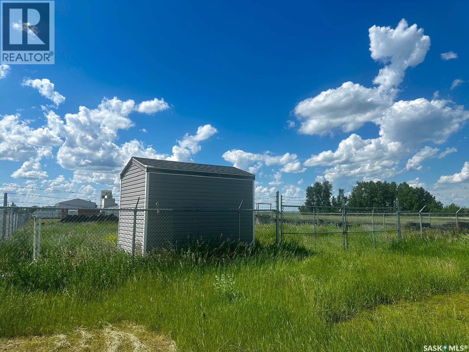 413 Railway Street Property Photo 4