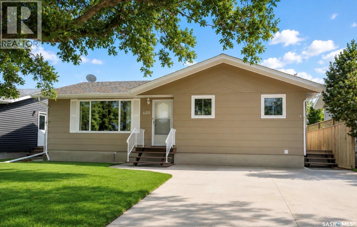 605 5th Avenue W Property Photo 1