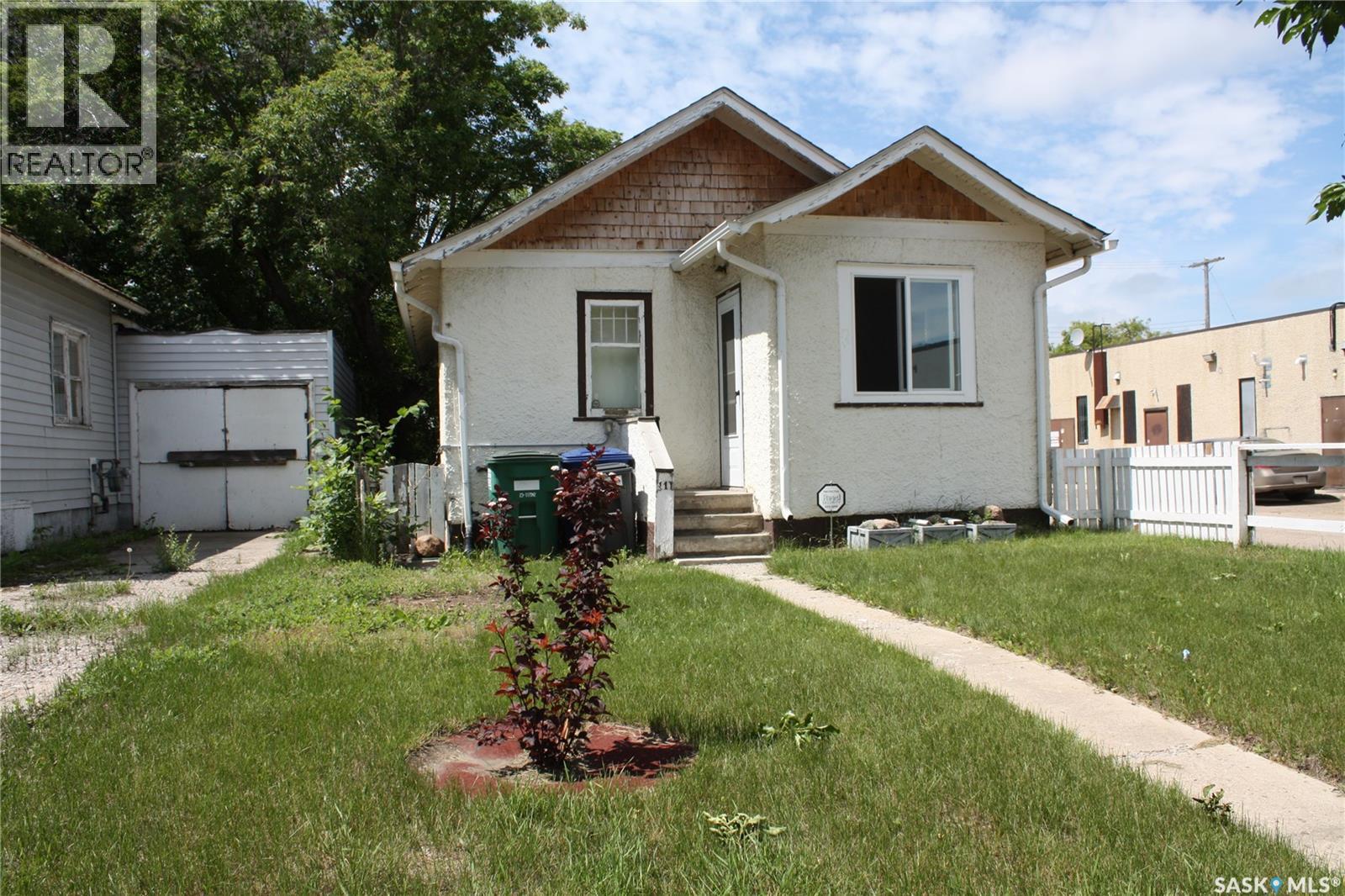 111 L AVENUE S Property Photo 1
