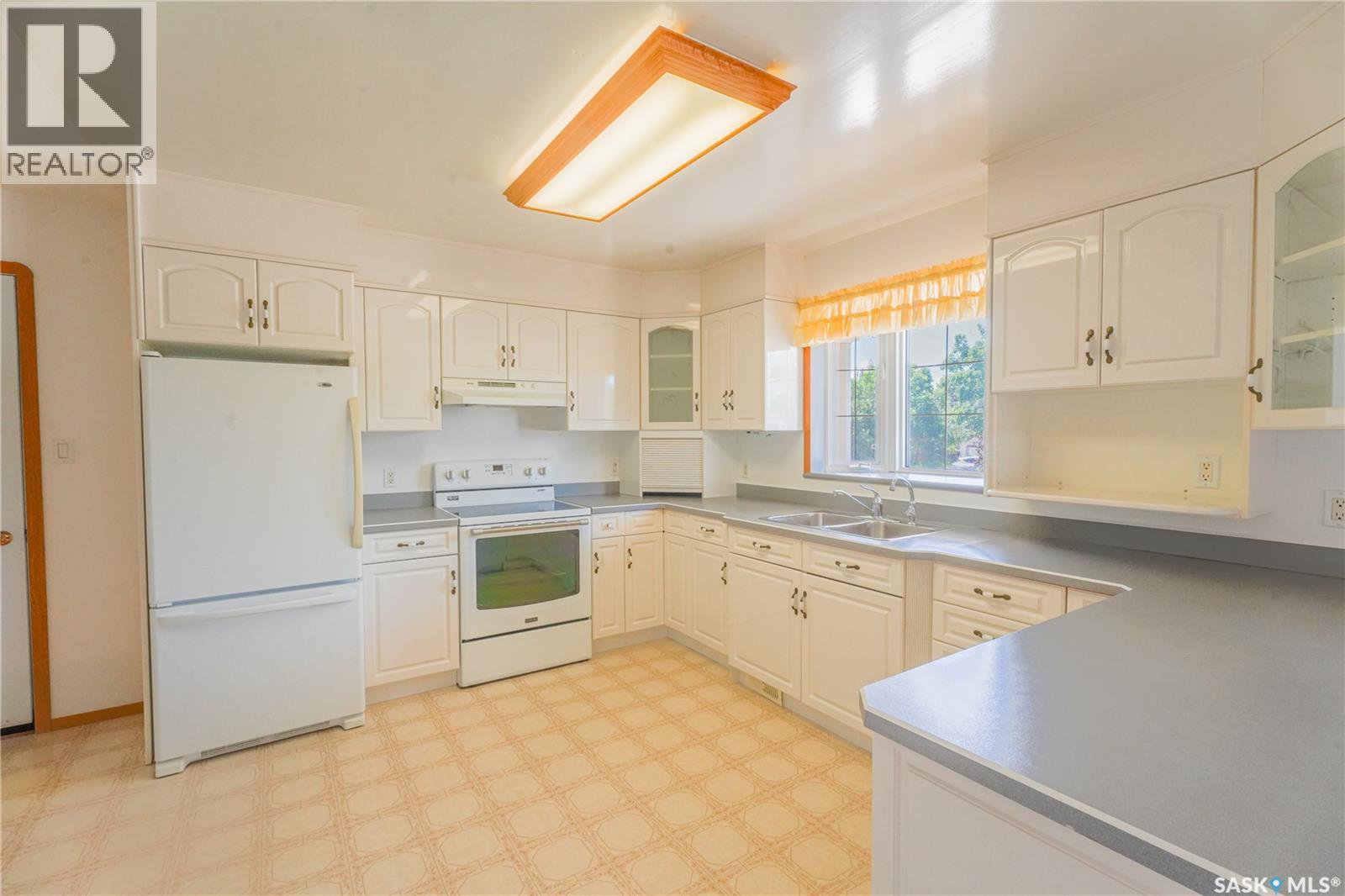 126 5th Avenue W Property Photo 1