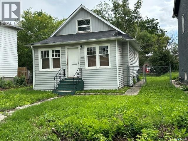 1447 Elphinstone Street Property Photo 2