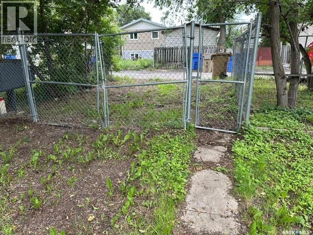 1447 Elphinstone Street Property Photo 5