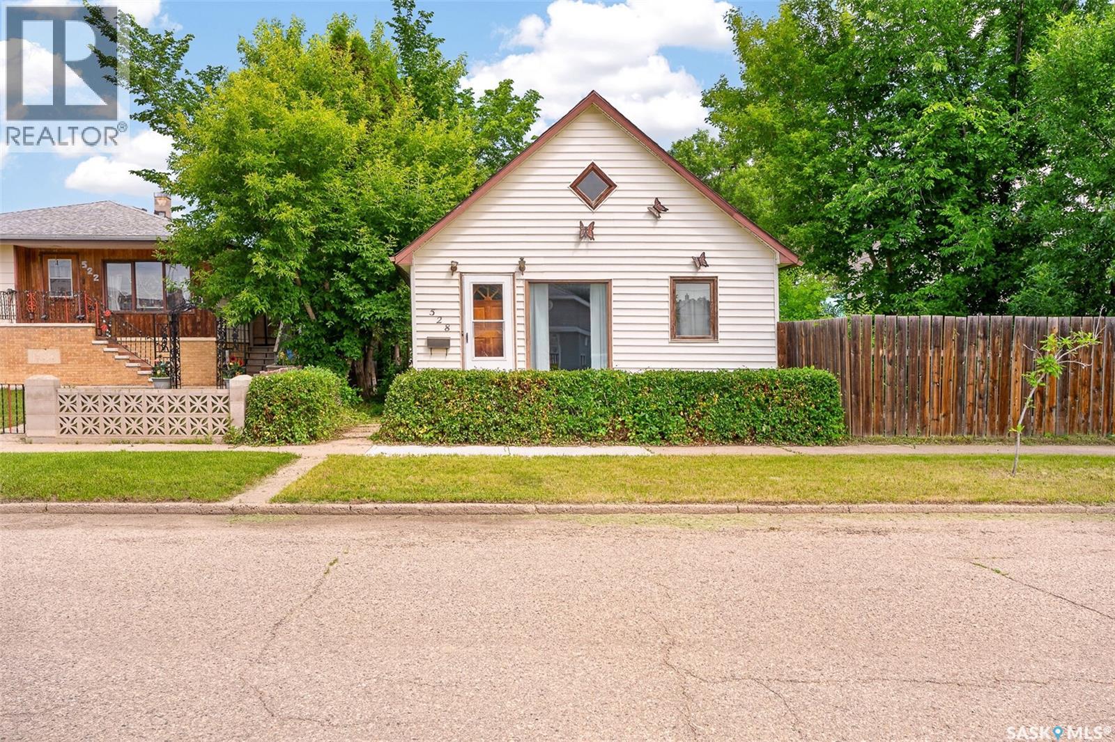528 Ominica Street E Property Photo 1