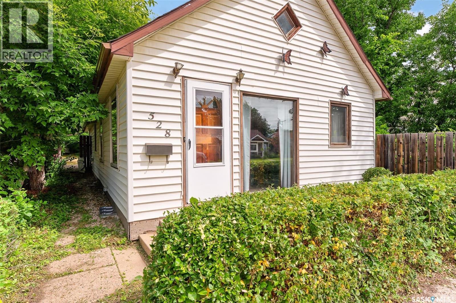 528 Ominica Street E Property Photo 2