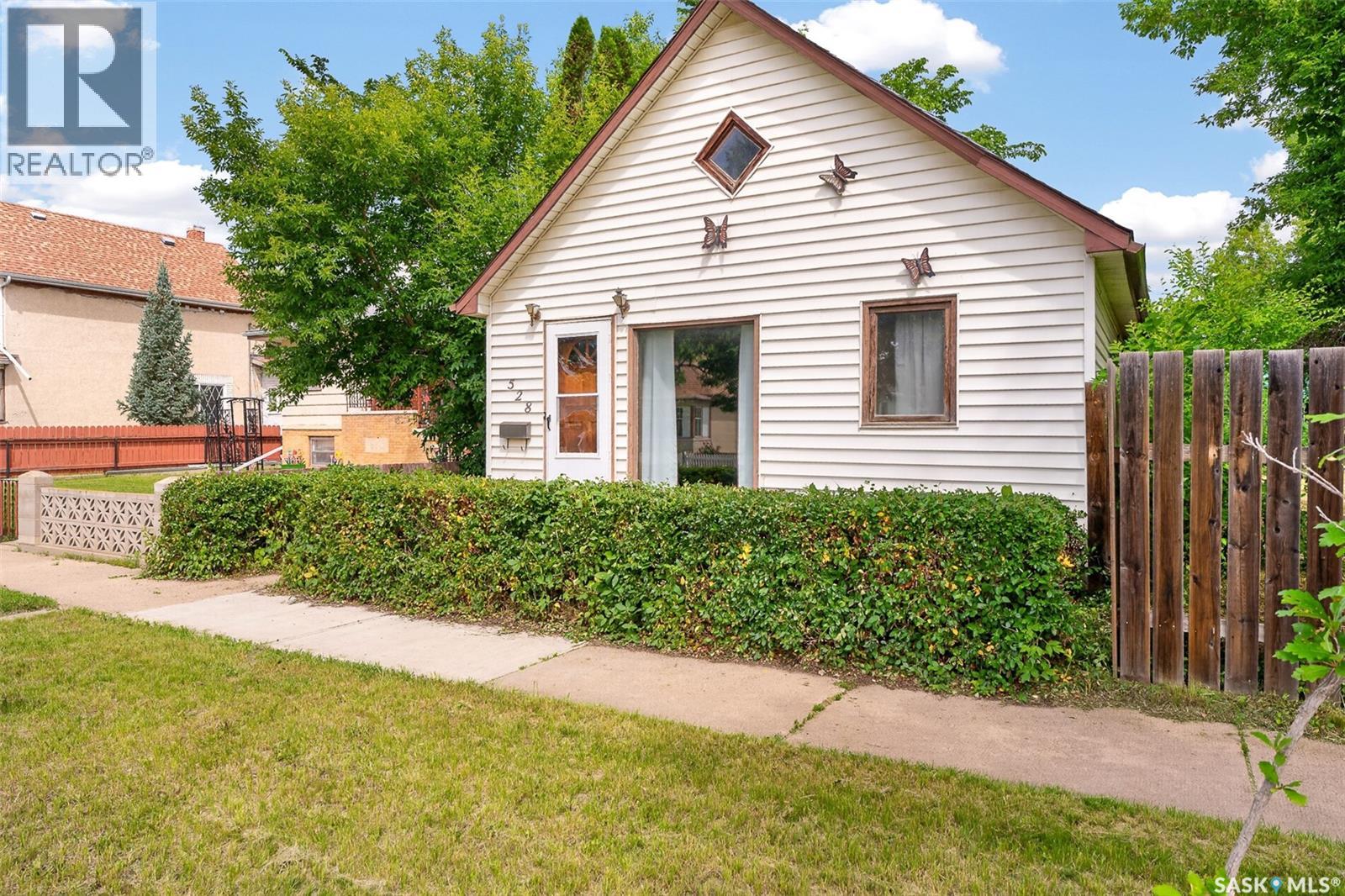 528 Ominica Street E Property Photo 3