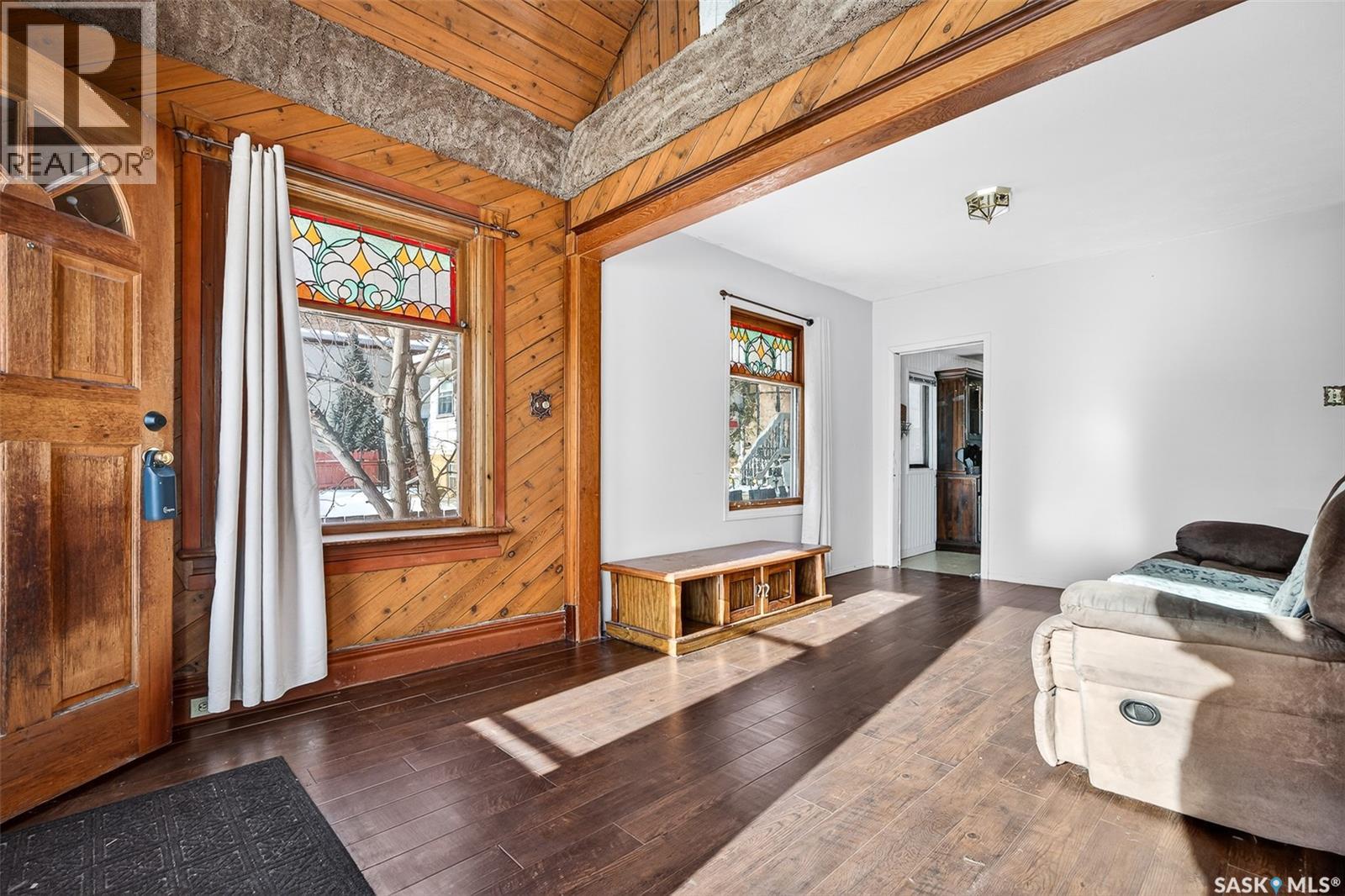 528 Ominica Street E Property Photo 4