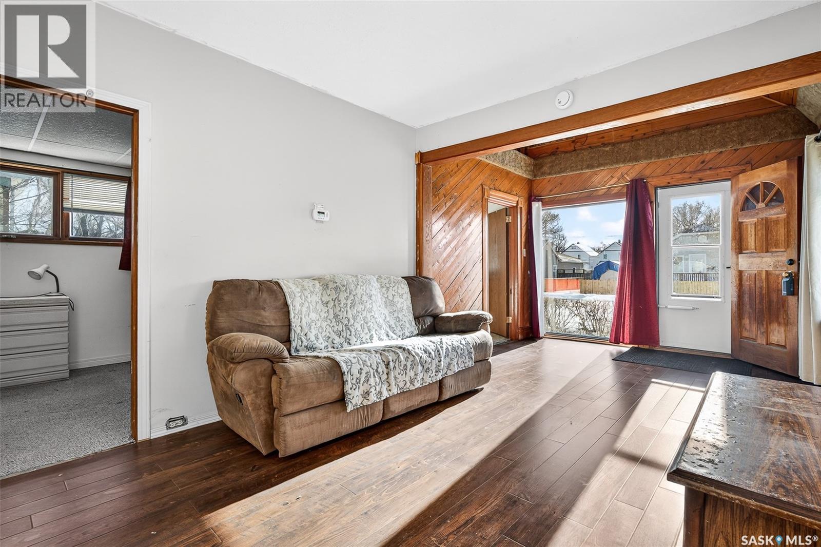 528 Ominica Street E Property Photo 6