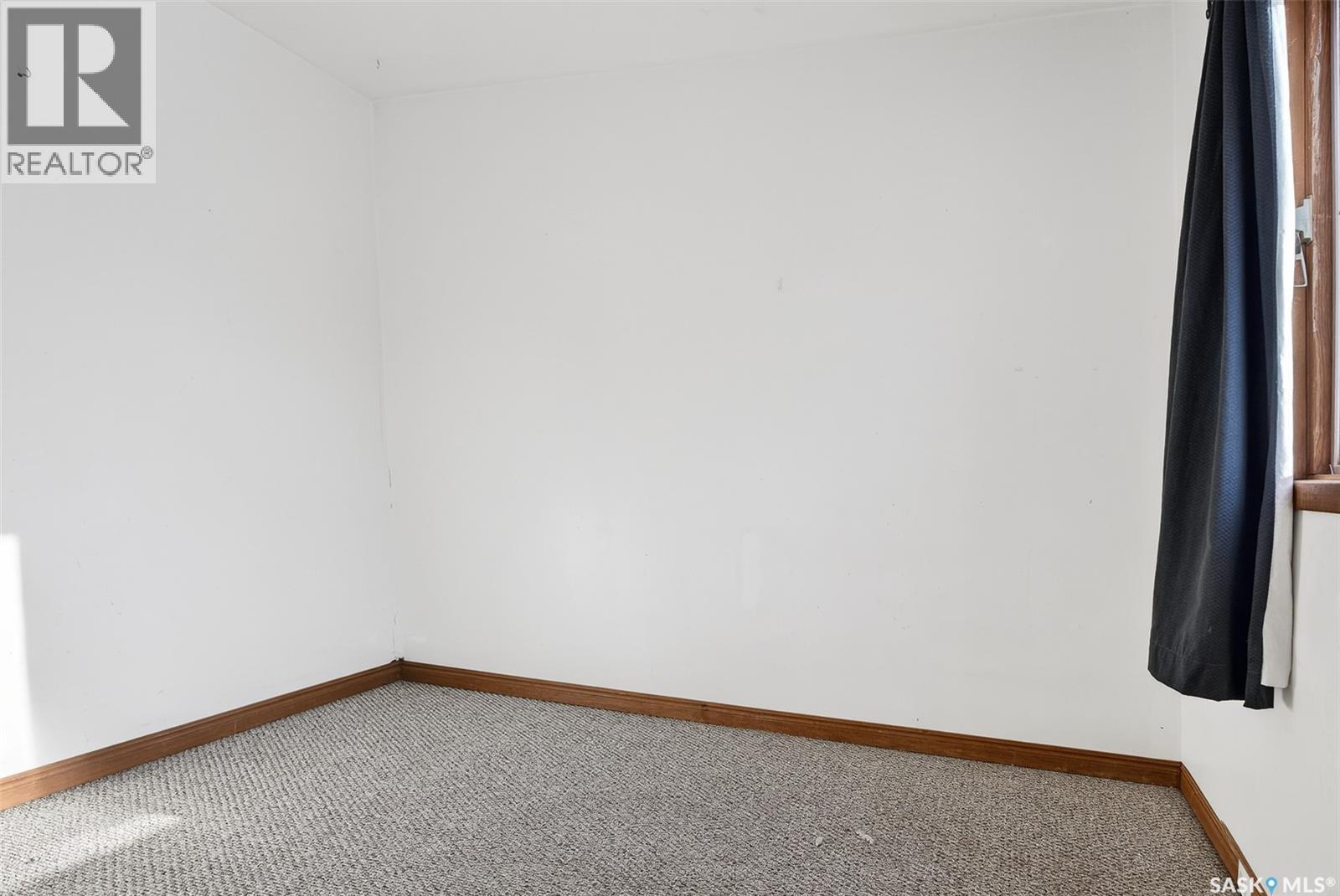 528 Ominica Street E Property Photo 9